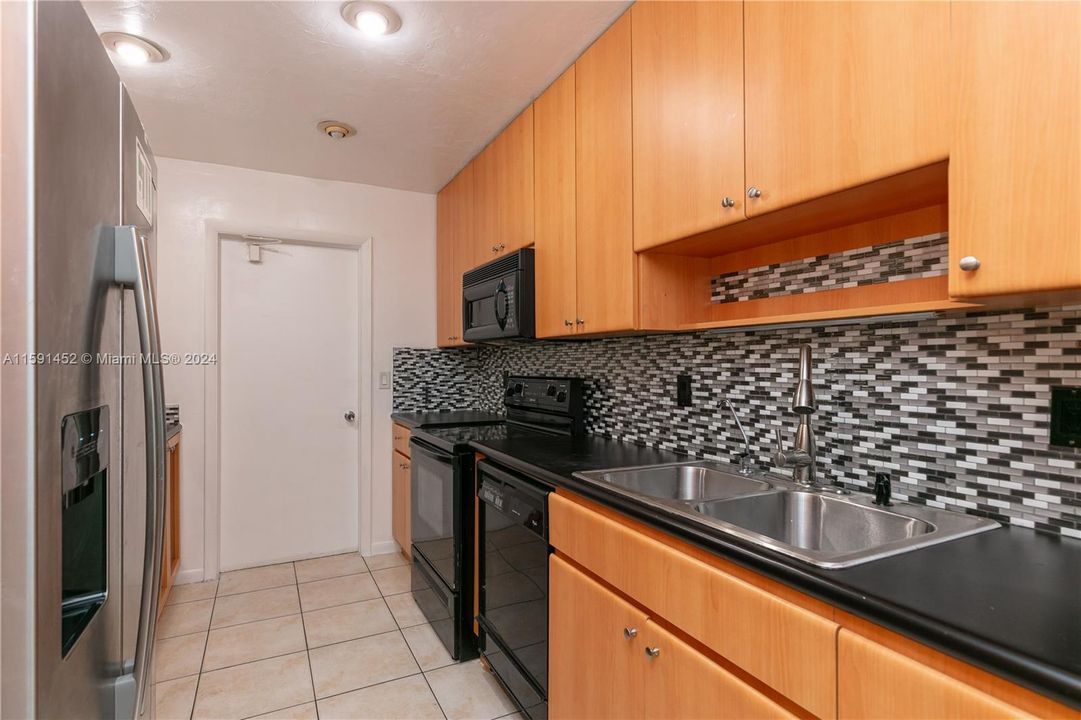 For Rent: $2,650 (2 beds, 2 baths, 1304 Square Feet)