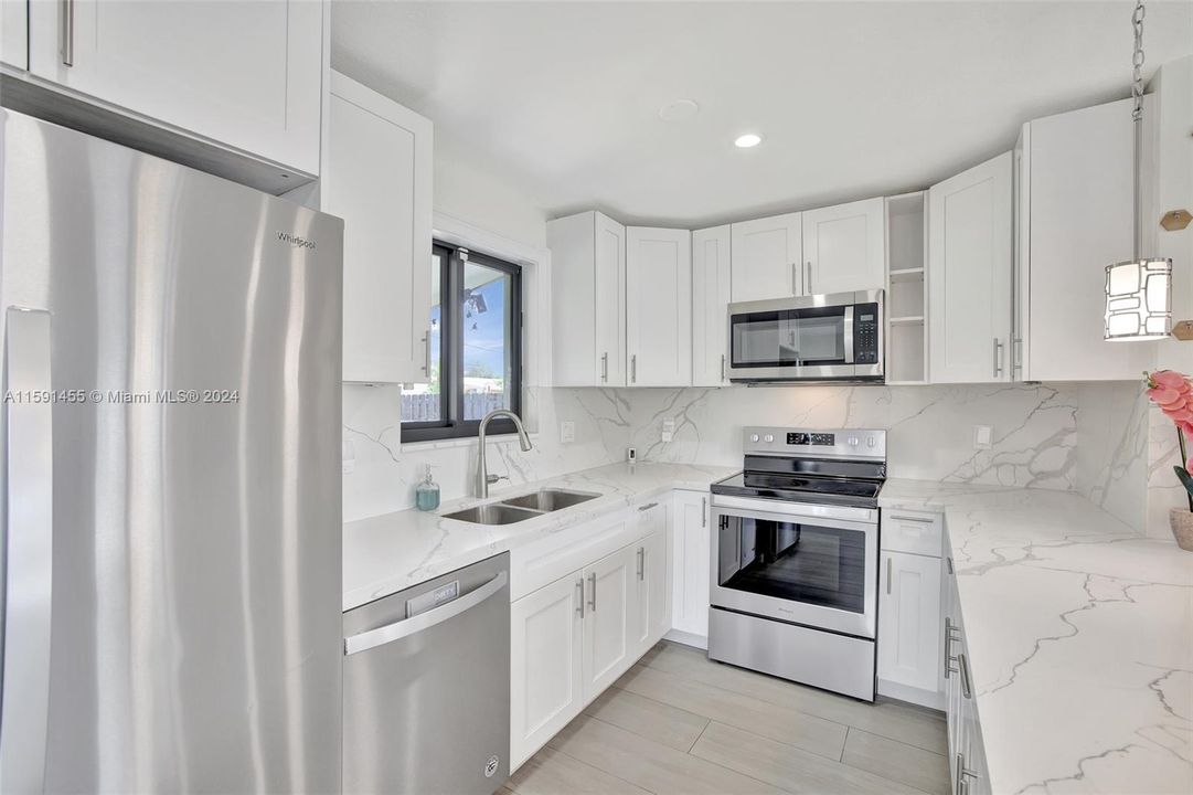 For Sale: $500,000 (2 beds, 1 baths, 960 Square Feet)