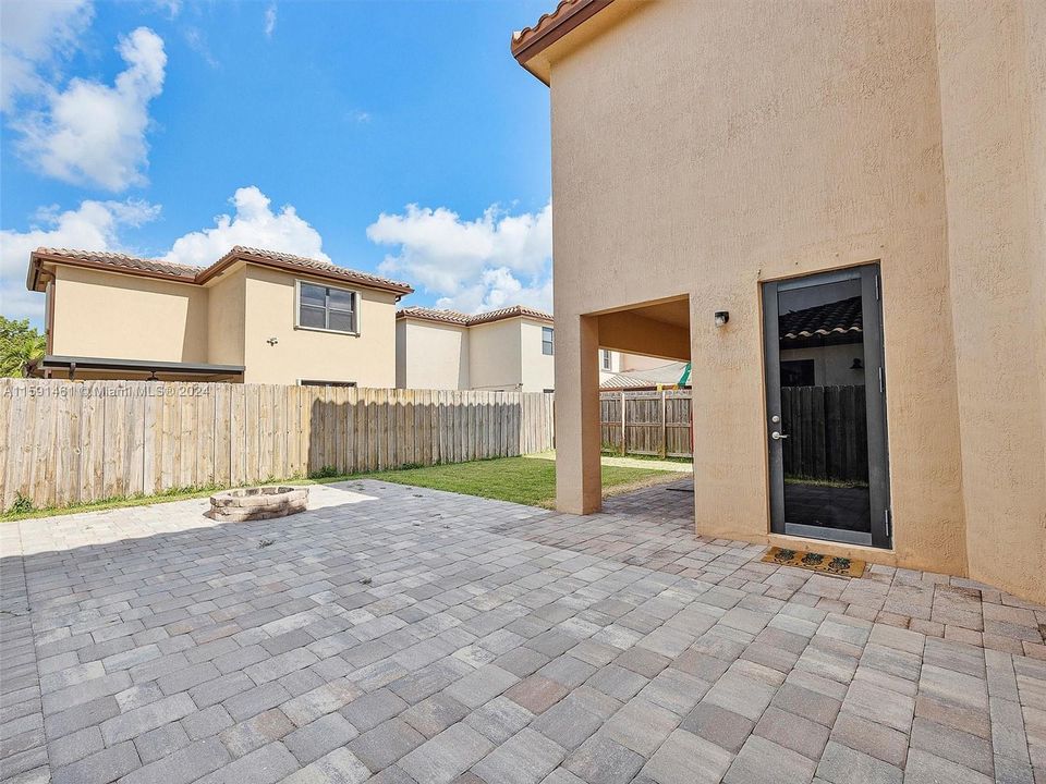 For Sale: $575,000 (5 beds, 2 baths, 2492 Square Feet)