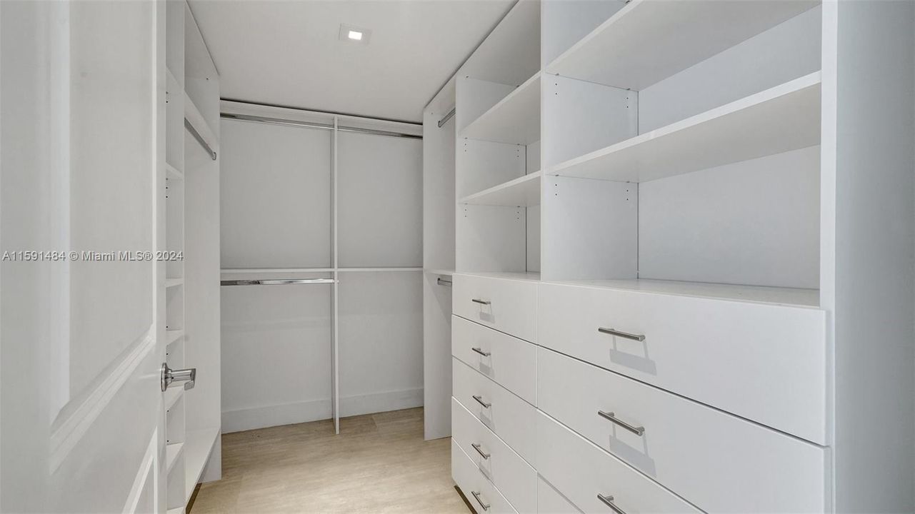 Master walking closet