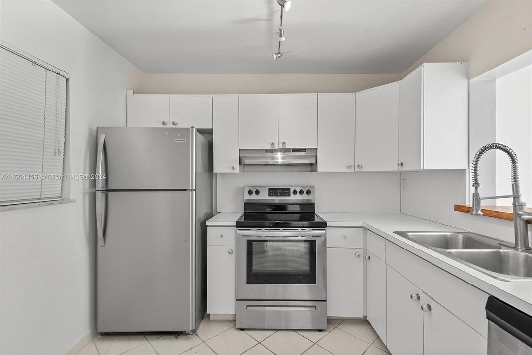 For Sale: $395,000 (2 beds, 2 baths, 1085 Square Feet)