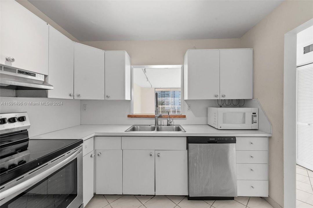 For Sale: $395,000 (2 beds, 2 baths, 1085 Square Feet)