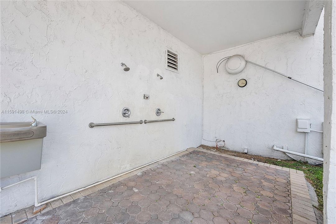 For Sale: $145,000 (2 beds, 2 baths, 1088 Square Feet)