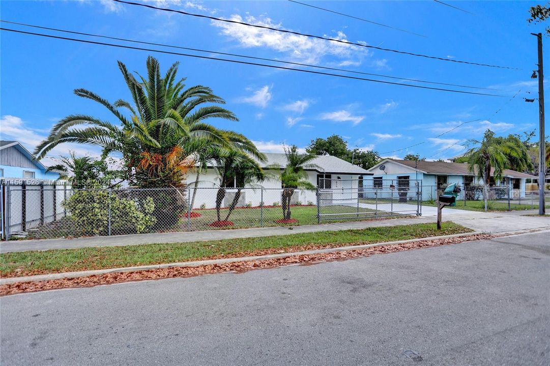 Active With Contract: $469,000 (4 beds, 2 baths, 1444 Square Feet)