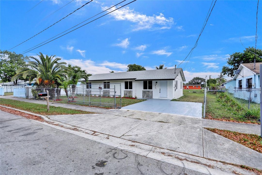 Active With Contract: $469,000 (4 beds, 2 baths, 1444 Square Feet)