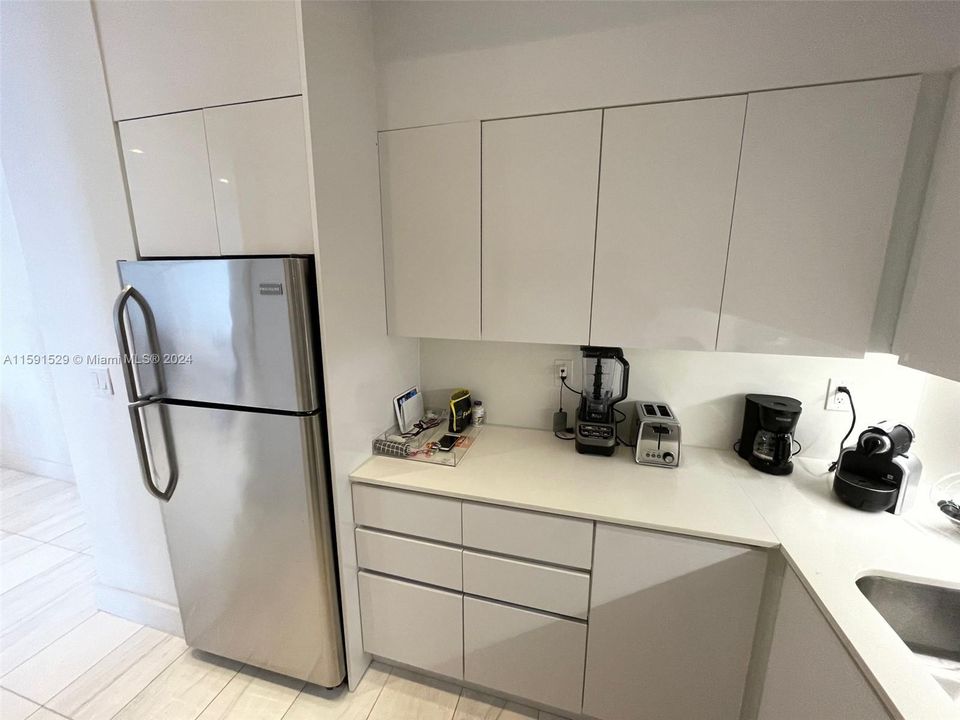 For Rent: $4,600 (2 beds, 2 baths, 1061 Square Feet)