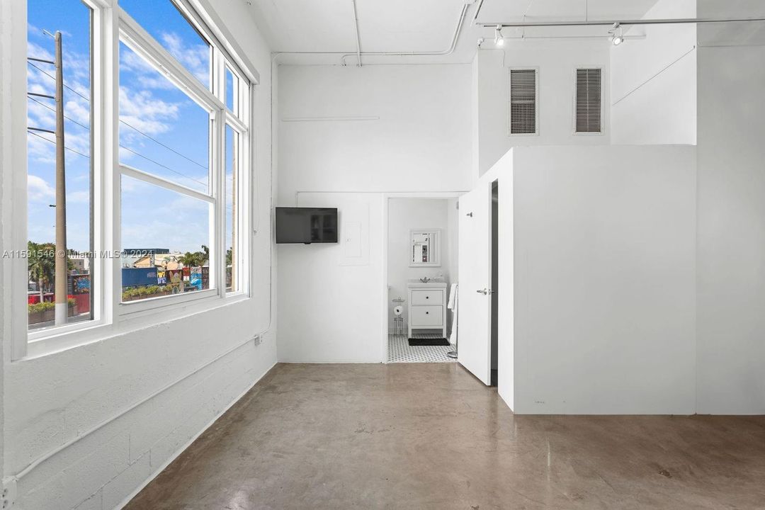 For Sale: $675,000 (1 beds, 1 baths, 1063 Square Feet)