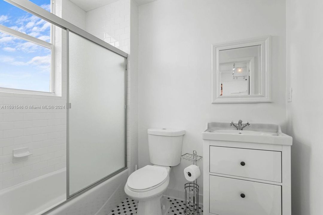 For Sale: $675,000 (1 beds, 1 baths, 1063 Square Feet)
