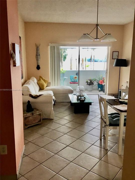 For Rent: $2,300 (1 beds, 1 baths, 598 Square Feet)