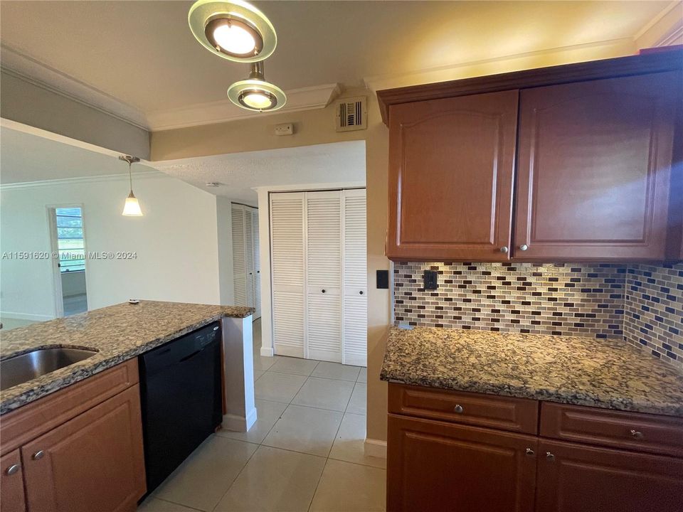 For Rent: $2,000 (2 beds, 2 baths, 1025 Square Feet)