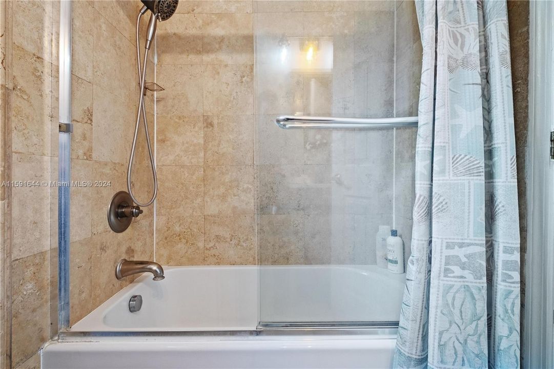 Guest House Tub/shower combo