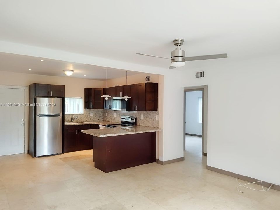 Active With Contract: $2,550 (2 beds, 1 baths, 780 Square Feet)