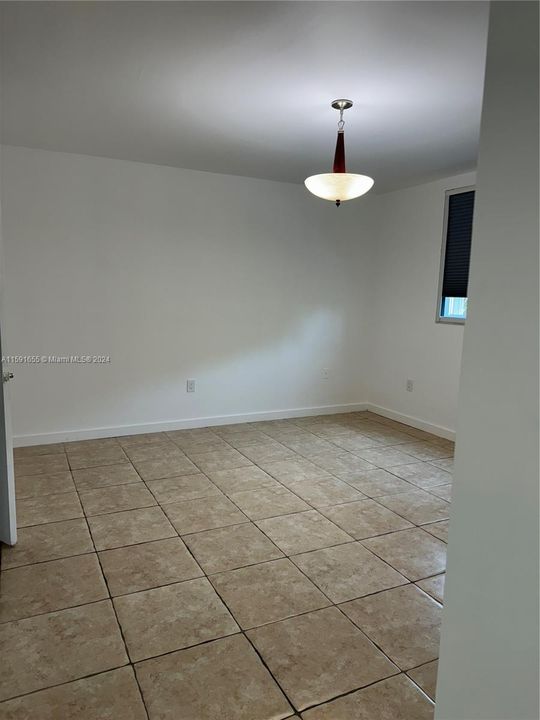 Active With Contract: $2,400 (1 beds, 1 baths, 810 Square Feet)