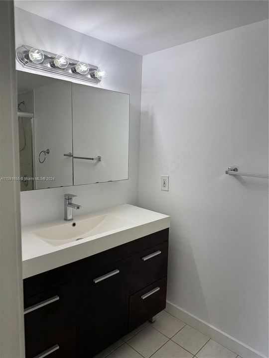 Active With Contract: $2,400 (1 beds, 1 baths, 810 Square Feet)