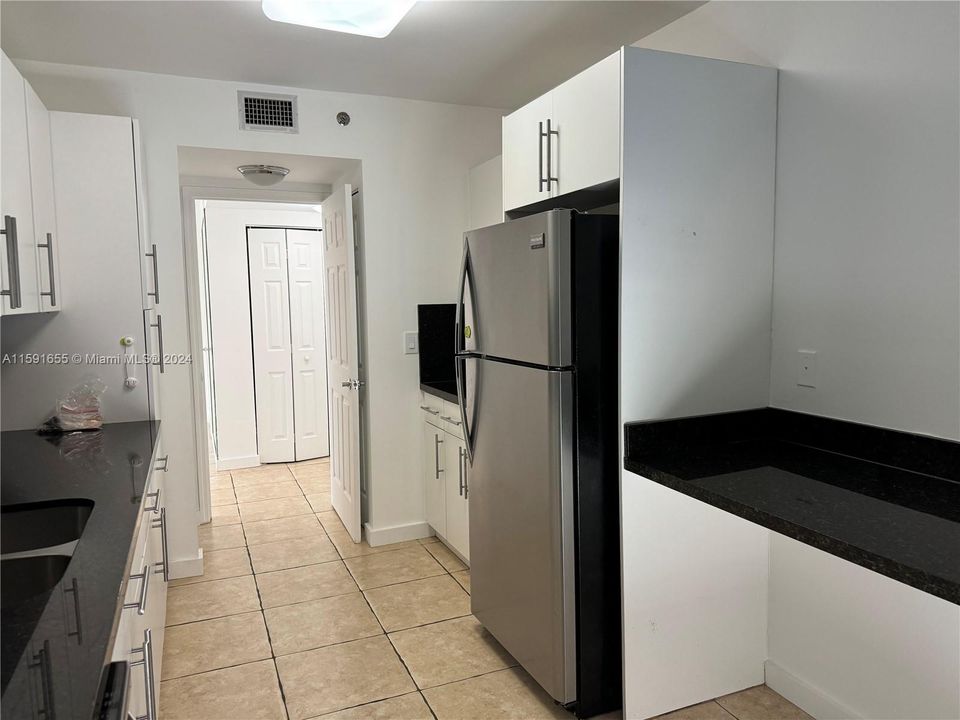 Active With Contract: $2,400 (1 beds, 1 baths, 810 Square Feet)