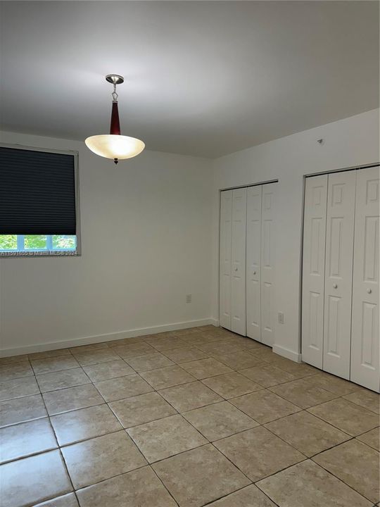 Active With Contract: $2,400 (1 beds, 1 baths, 810 Square Feet)