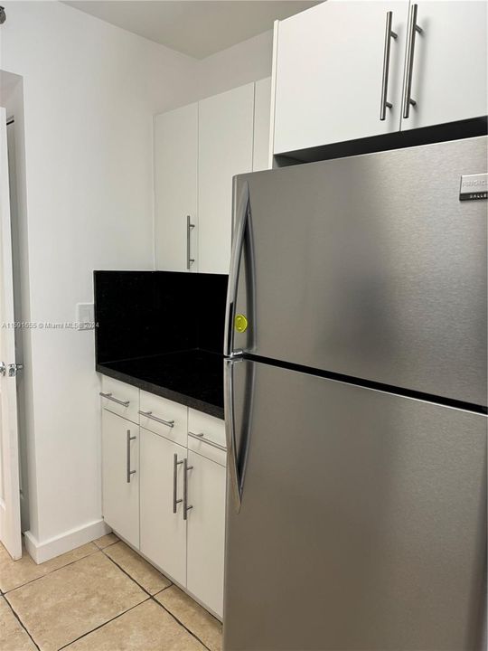 Active With Contract: $2,400 (1 beds, 1 baths, 810 Square Feet)