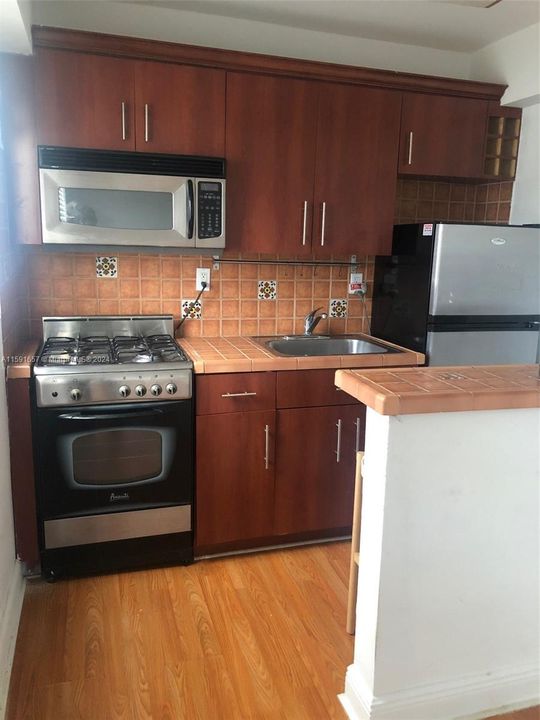 Active With Contract: $1,800 (1 beds, 1 baths, 410 Square Feet)