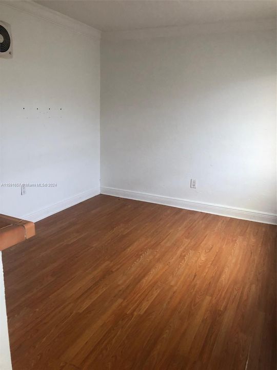 Active With Contract: $1,800 (1 beds, 1 baths, 410 Square Feet)