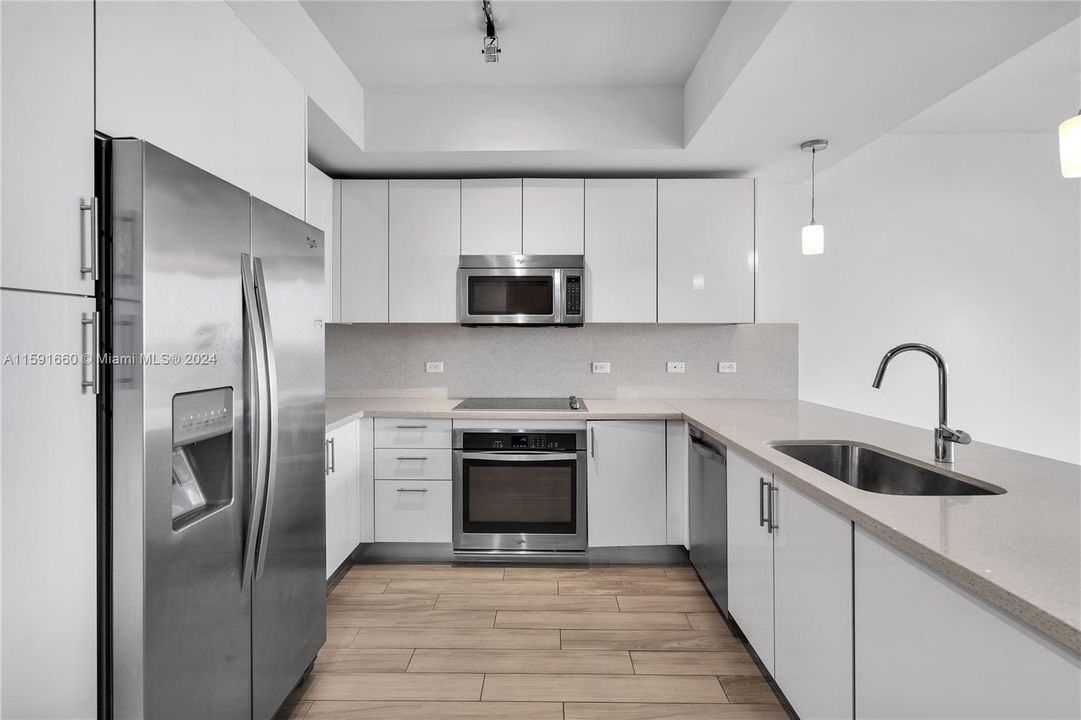 Recently Rented: $3,300 (1 beds, 1 baths, 819 Square Feet)