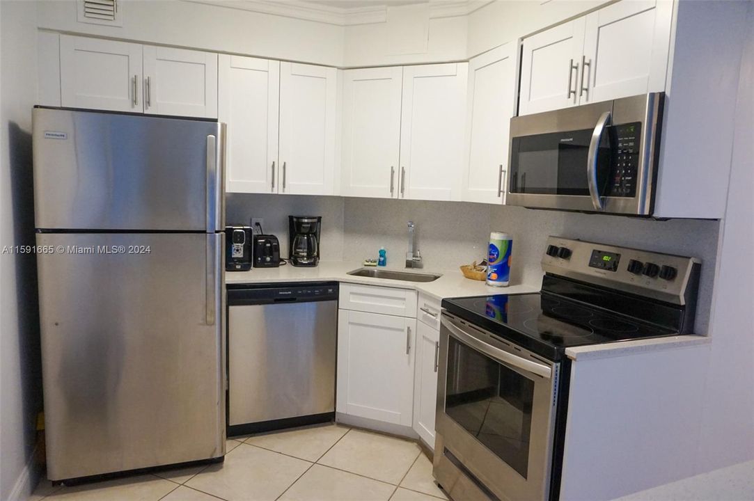 For Sale: $590,500 (2 beds, 2 baths, 960 Square Feet)