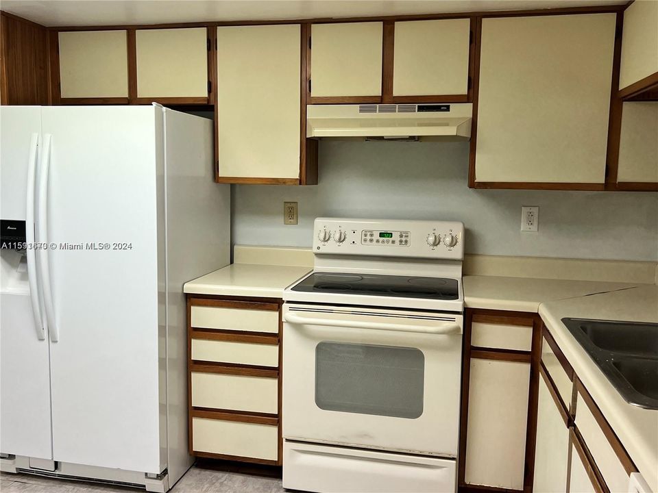Active With Contract: $1,800 (1 beds, 1 baths, 770 Square Feet)