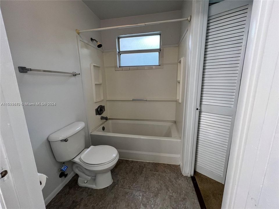 合同活跃: $1,800 (1 贝兹, 1 浴室, 770 平方英尺)