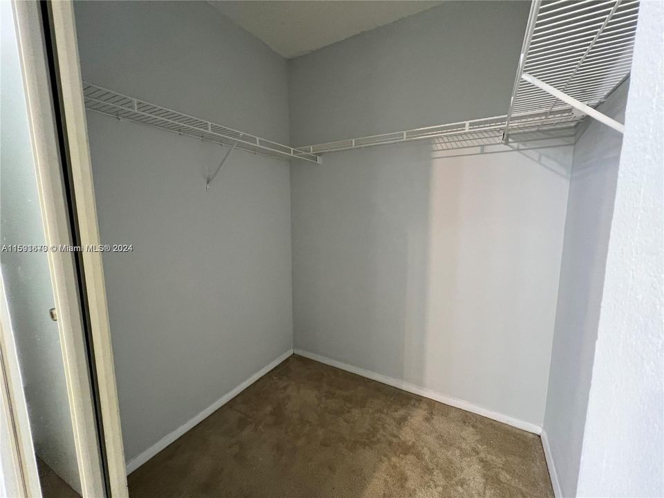 Active With Contract: $1,800 (1 beds, 1 baths, 770 Square Feet)