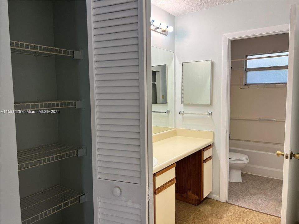 Active With Contract: $1,800 (1 beds, 1 baths, 770 Square Feet)