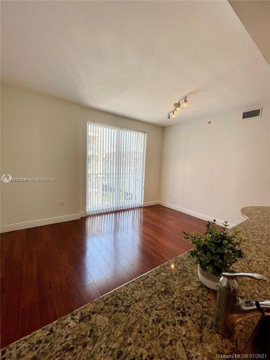 For Sale: $409,000 (2 beds, 2 baths, 882 Square Feet)