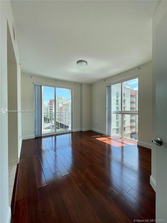 For Sale: $409,000 (2 beds, 2 baths, 882 Square Feet)