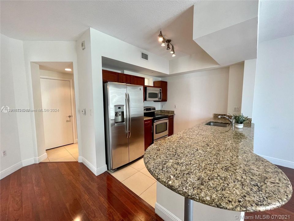 For Sale: $409,000 (2 beds, 2 baths, 882 Square Feet)