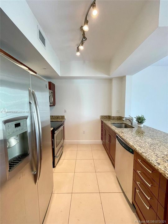 For Sale: $409,000 (2 beds, 2 baths, 882 Square Feet)