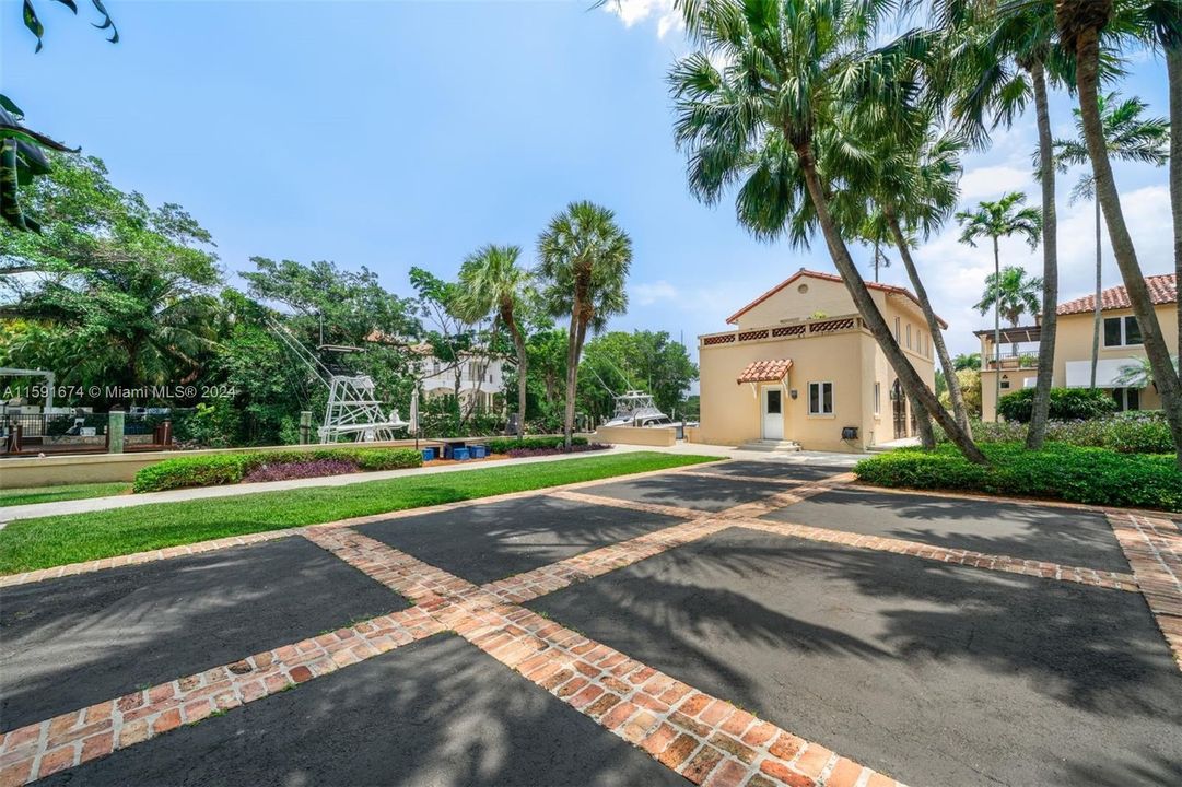 Recently Sold: $12,650,000 (4 beds, 4 baths, 6360 Square Feet)