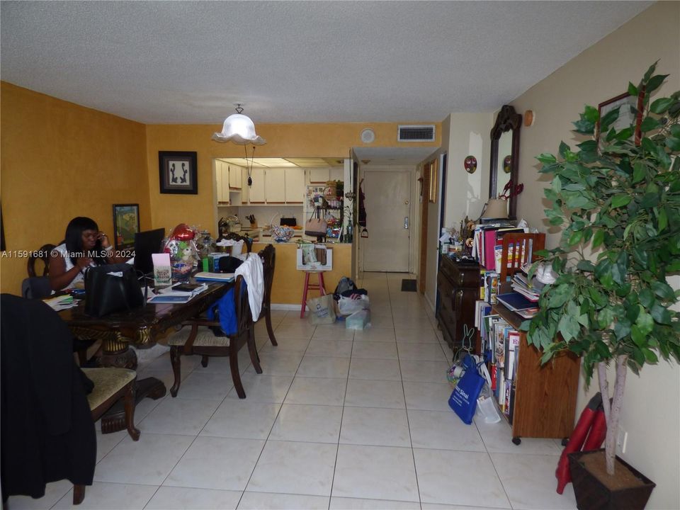 For Sale: $159,000 (1 beds, 1 baths, 740 Square Feet)