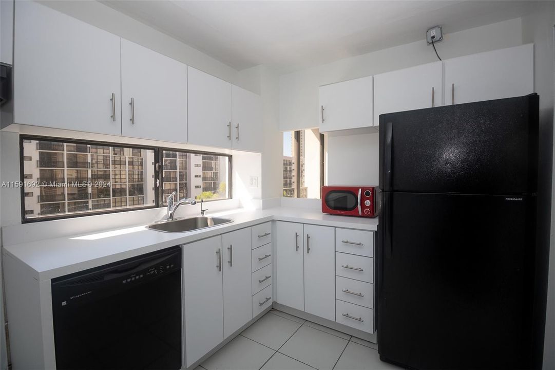 Active With Contract: $2,399 (2 beds, 2 baths, 894 Square Feet)