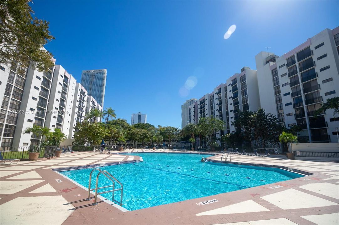 Active With Contract: $2,399 (2 beds, 2 baths, 894 Square Feet)