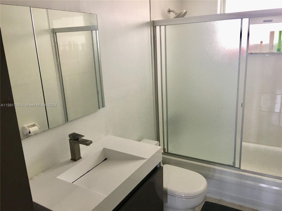For Sale: $419,999 (1 beds, 1 baths, 715 Square Feet)