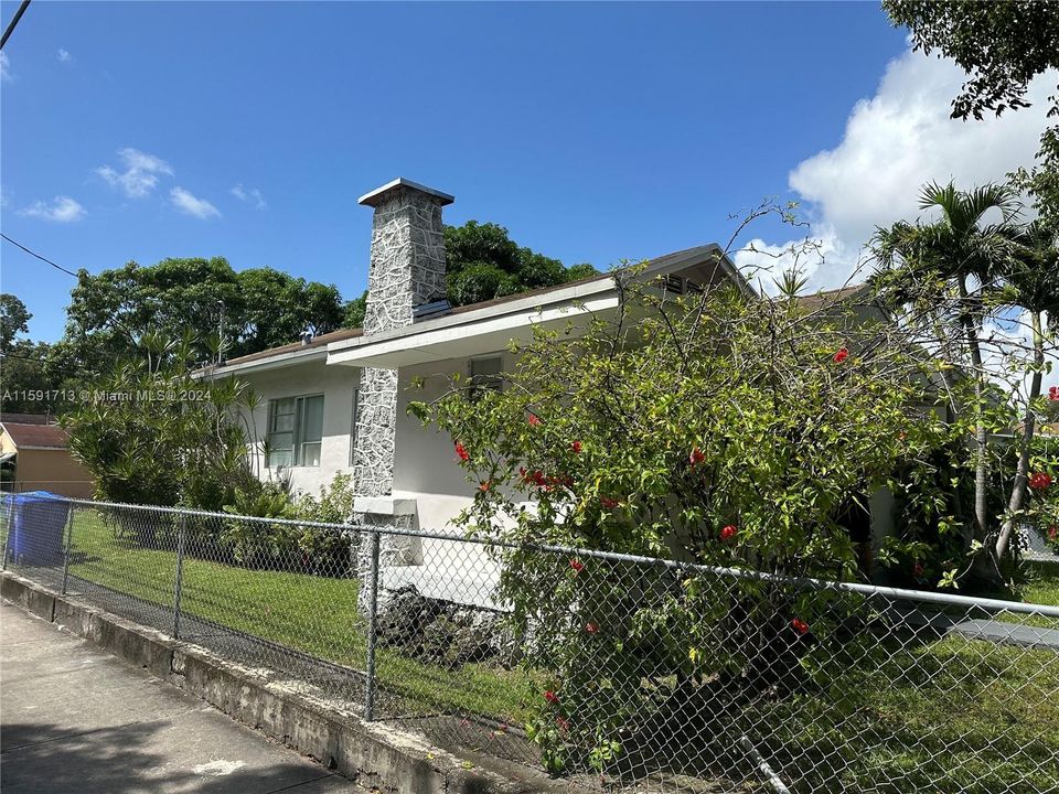 For Sale: $1,650,000 (4 beds, 2 baths, 1602 Square Feet)