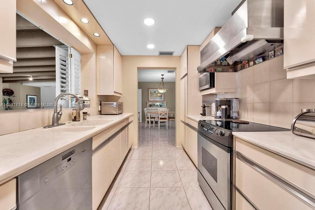 En Venta: $2,975,000 (6 camas, 5 baños, 4925 Pies cuadrados)