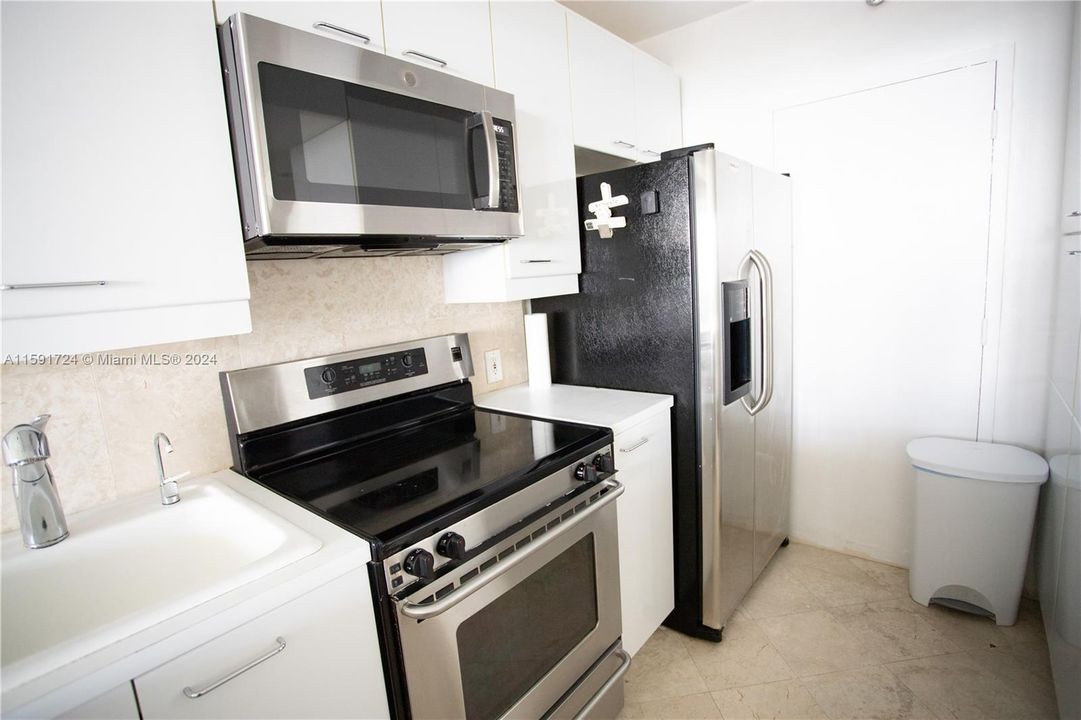 Recently Rented: $3,300 (1 beds, 1 baths, 880 Square Feet)