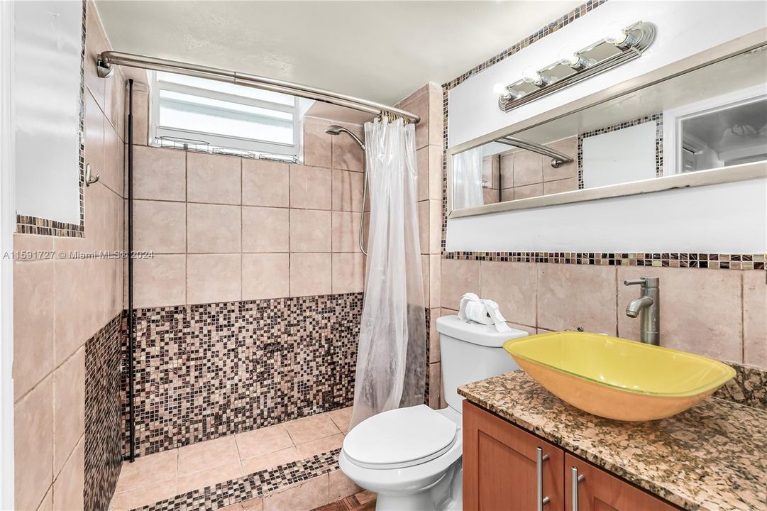 For Sale: $335,000 (1 beds, 1 baths, 700 Square Feet)