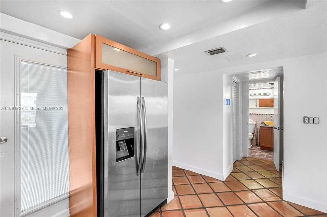 For Sale: $335,000 (1 beds, 1 baths, 700 Square Feet)