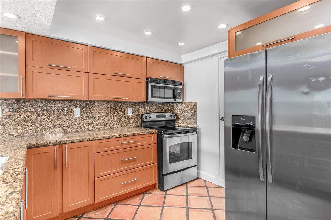 For Sale: $335,000 (1 beds, 1 baths, 700 Square Feet)