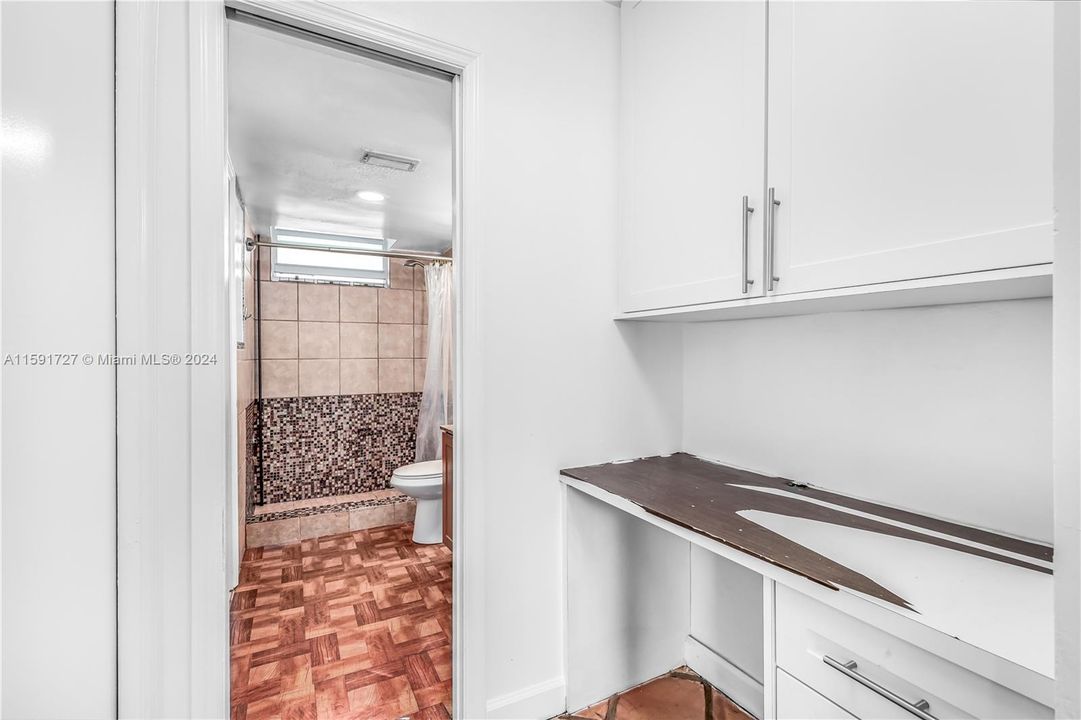 For Sale: $335,000 (1 beds, 1 baths, 700 Square Feet)