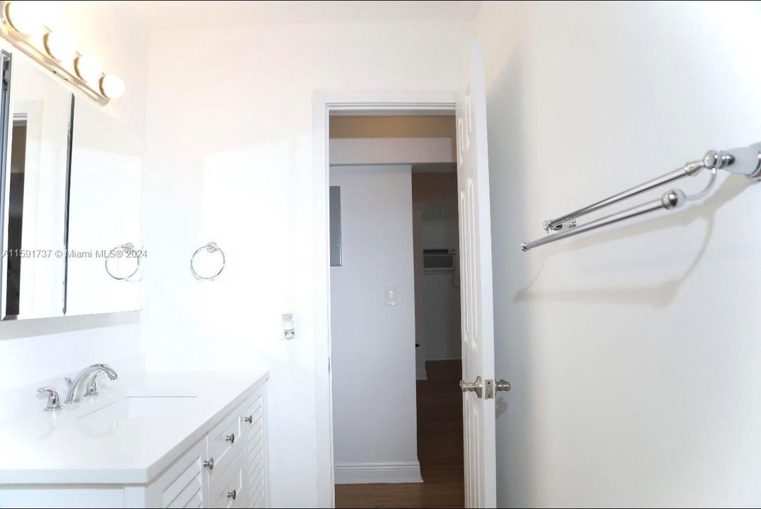 For Rent: $3,000 (2 beds, 1 baths, 915 Square Feet)