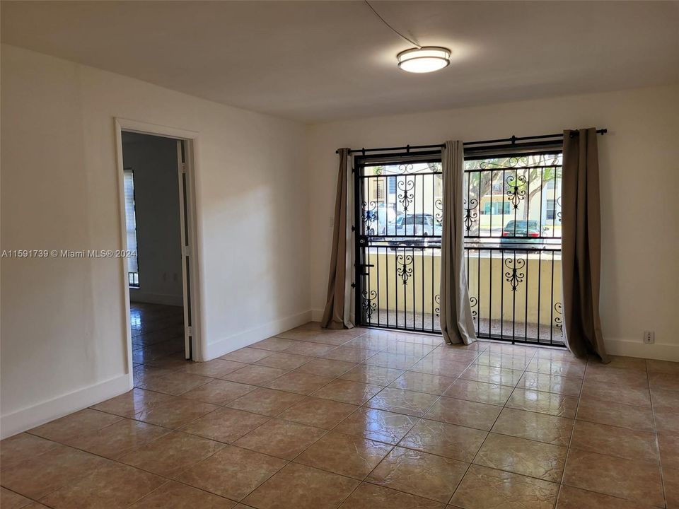 For Sale: $185,000 (2 beds, 1 baths, 860 Square Feet)