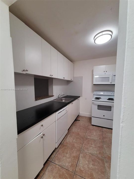 For Sale: $185,000 (2 beds, 1 baths, 860 Square Feet)