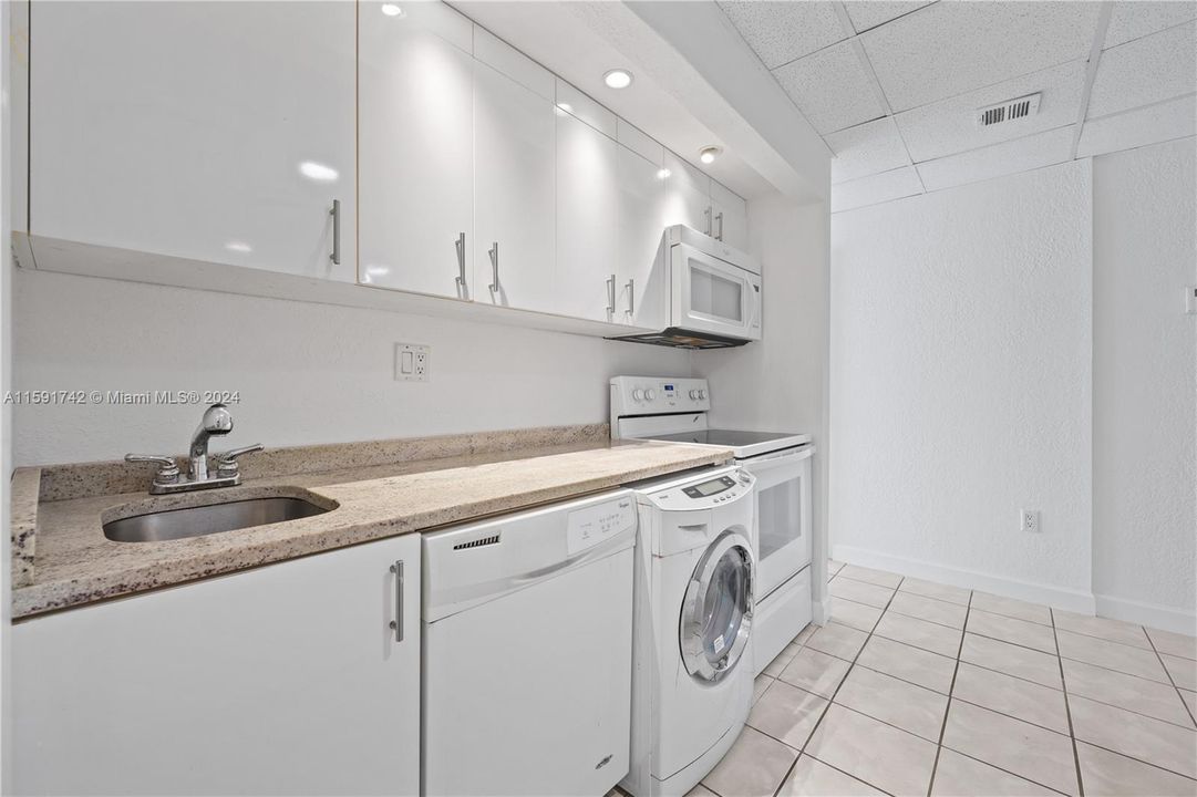 For Sale: $230,000 (1 beds, 2 baths, 756 Square Feet)