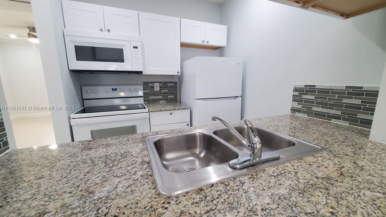 For Sale: $199,999 (1 beds, 1 baths, 581 Square Feet)